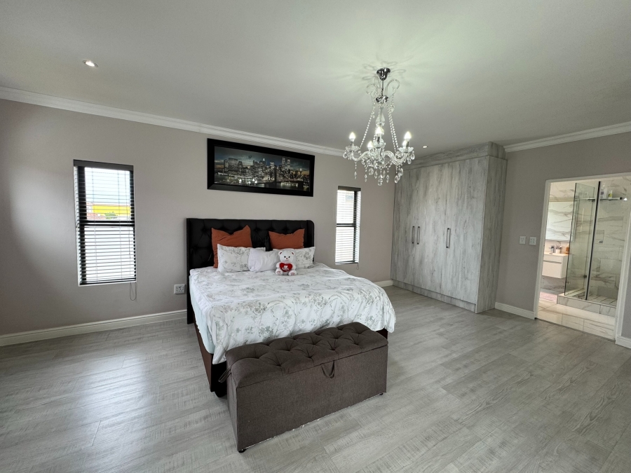 5 Bedroom Property for Sale in Parklands North Western Cape